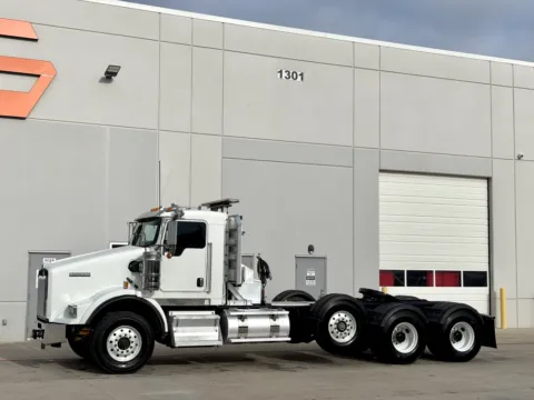 Photos of 2017 KENWORTH T800 for sale in Hutchins, TX at Forge Truck Centers - Texas