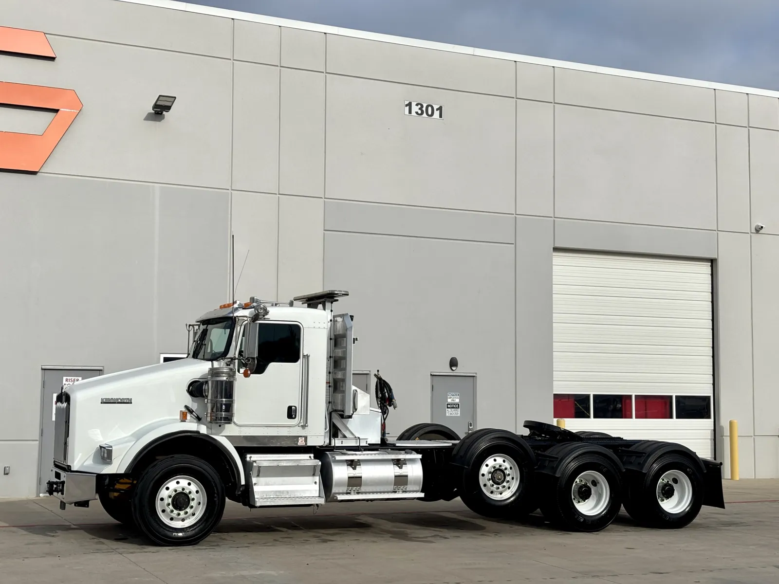 2017 Kenworth T800 - image 2