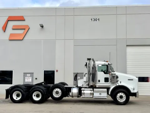Another view of 2017 KENWORTH T800 for sale in Hutchins, TX at Forge Truck Centers - Texas