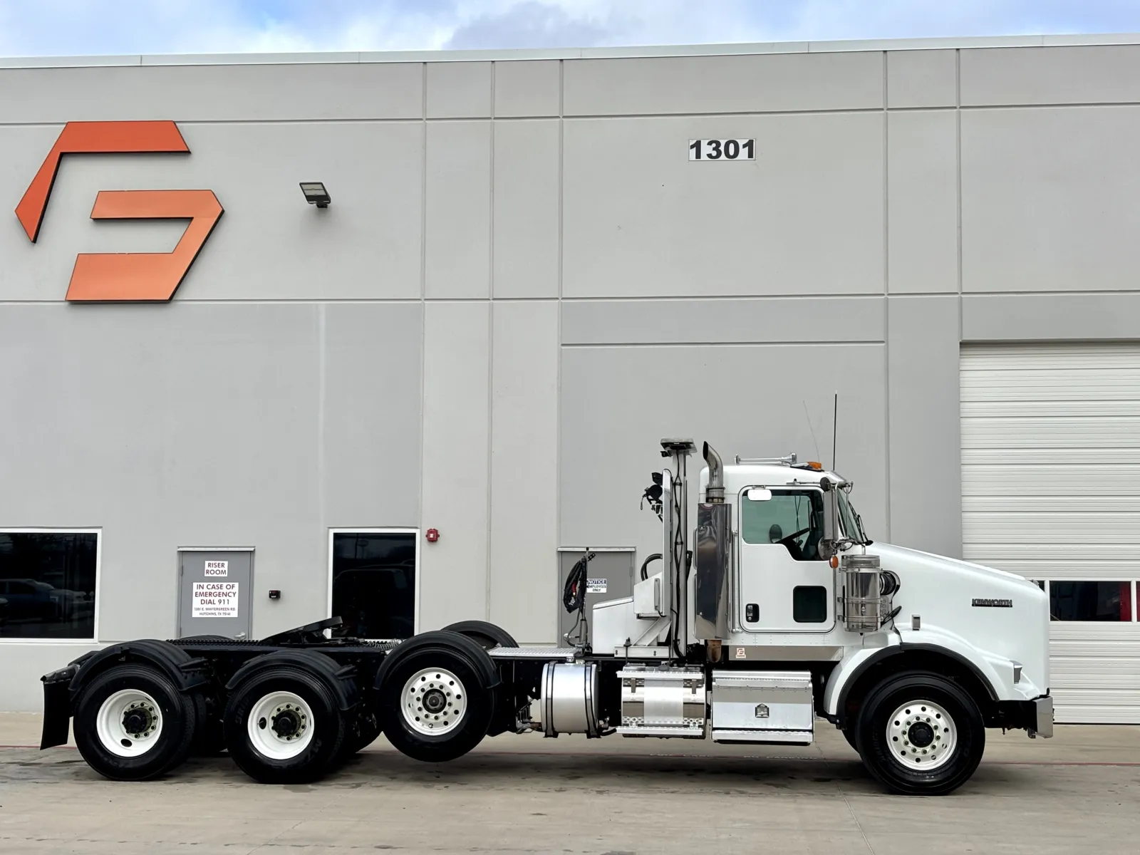 2017 Kenworth T800 - image 3