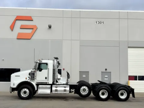 More photos of 2017 KENWORTH T800 at Forge Truck Centers - Texas, TX