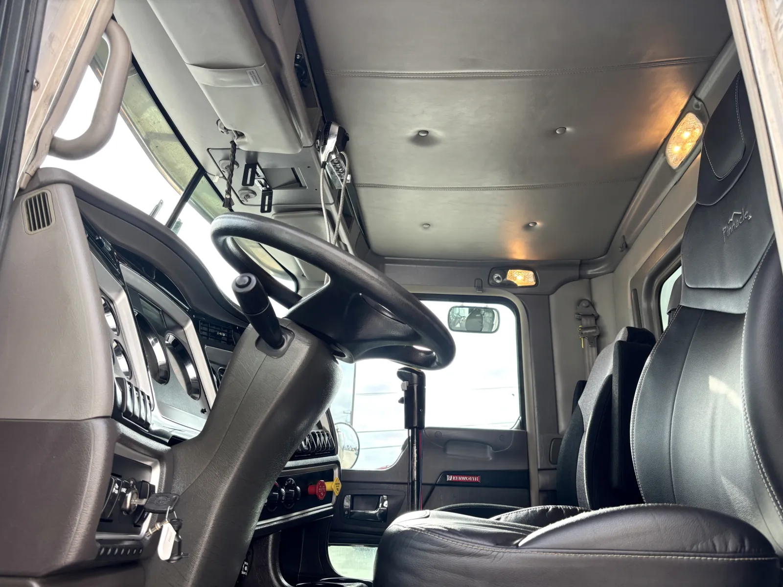 2017 Kenworth T800 - image 14