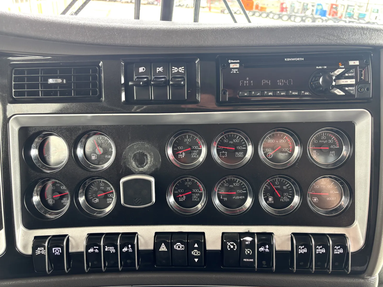 2017 Kenworth T800 - image 18