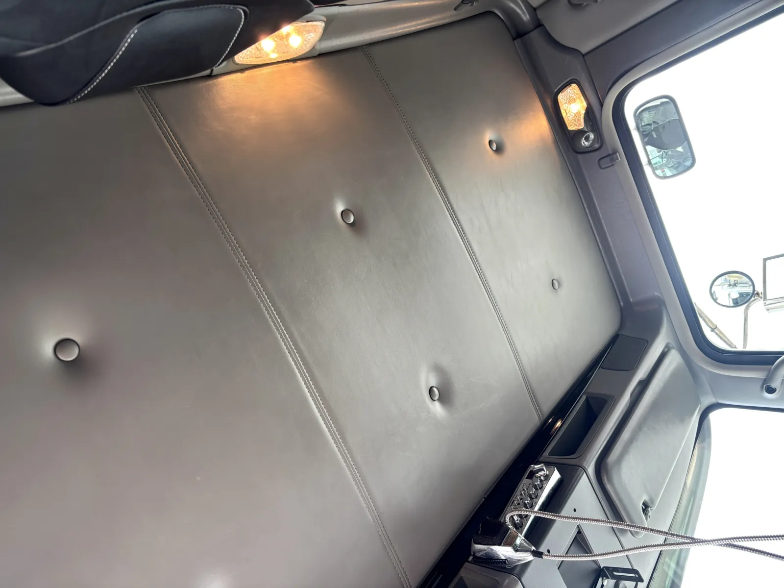 2017 Kenworth T800 - image 21