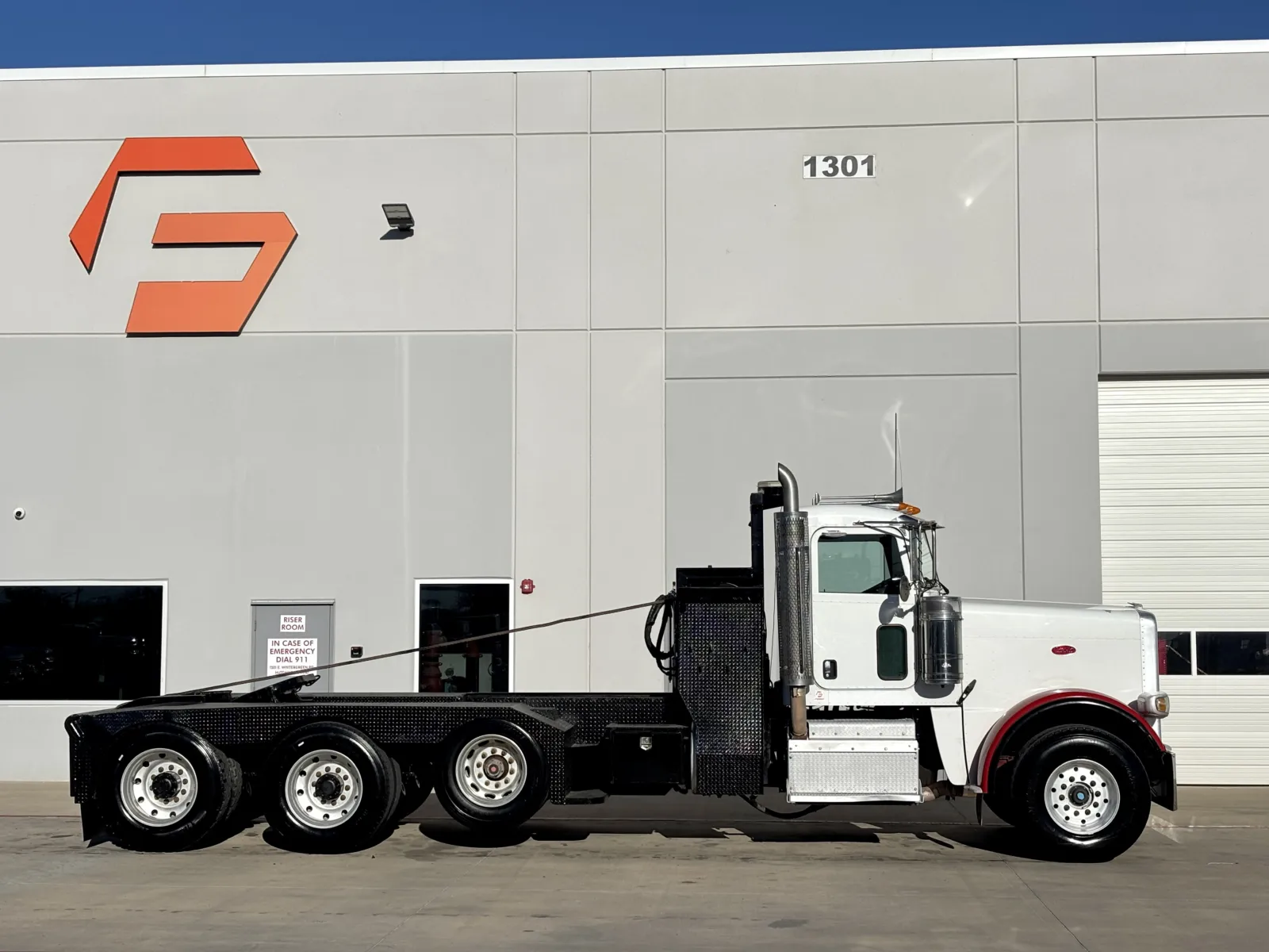 2012 Peterbilt - image 3