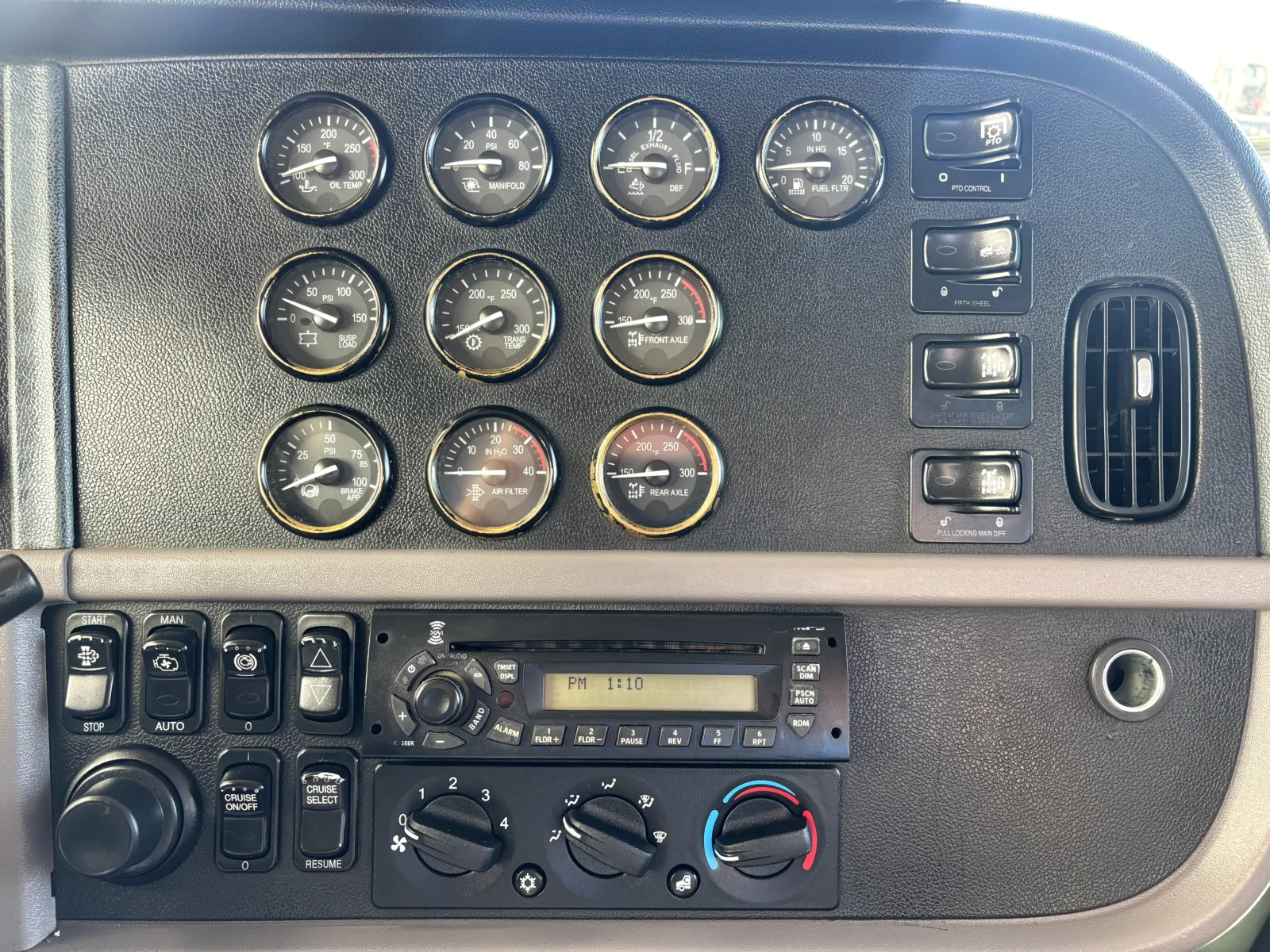 2012 Peterbilt - image 18