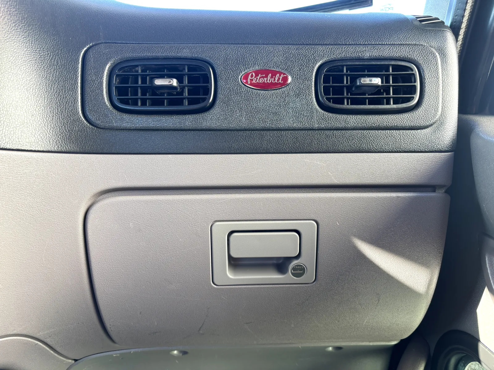 2012 Peterbilt - image 19