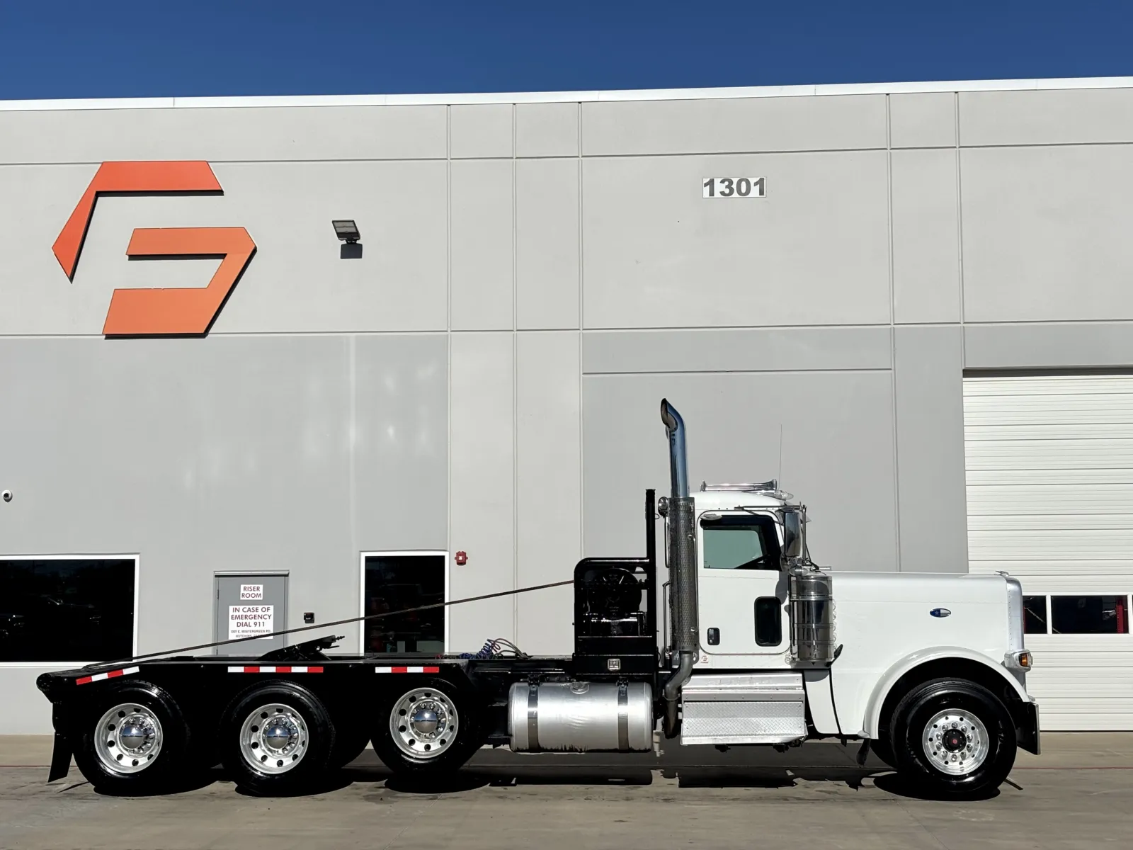 2019 Peterbilt 389 - image 3