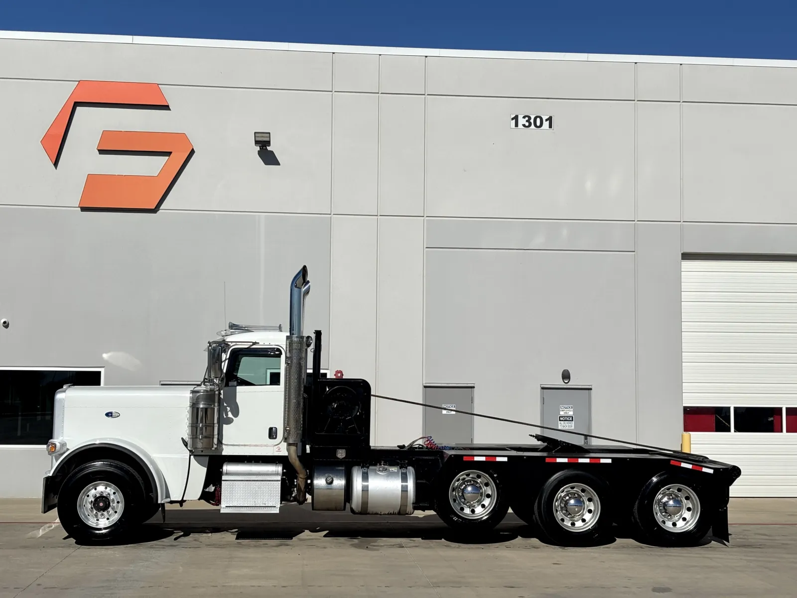 2019 Peterbilt 389 - image 4