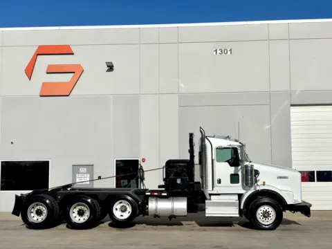 Another view of 2012 KENWORTH T800 for sale in Hutchins, TX at Forge Truck Centers - Texas