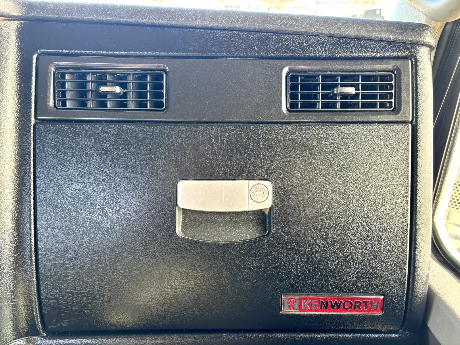 2012 Kenworth T800 - image 19