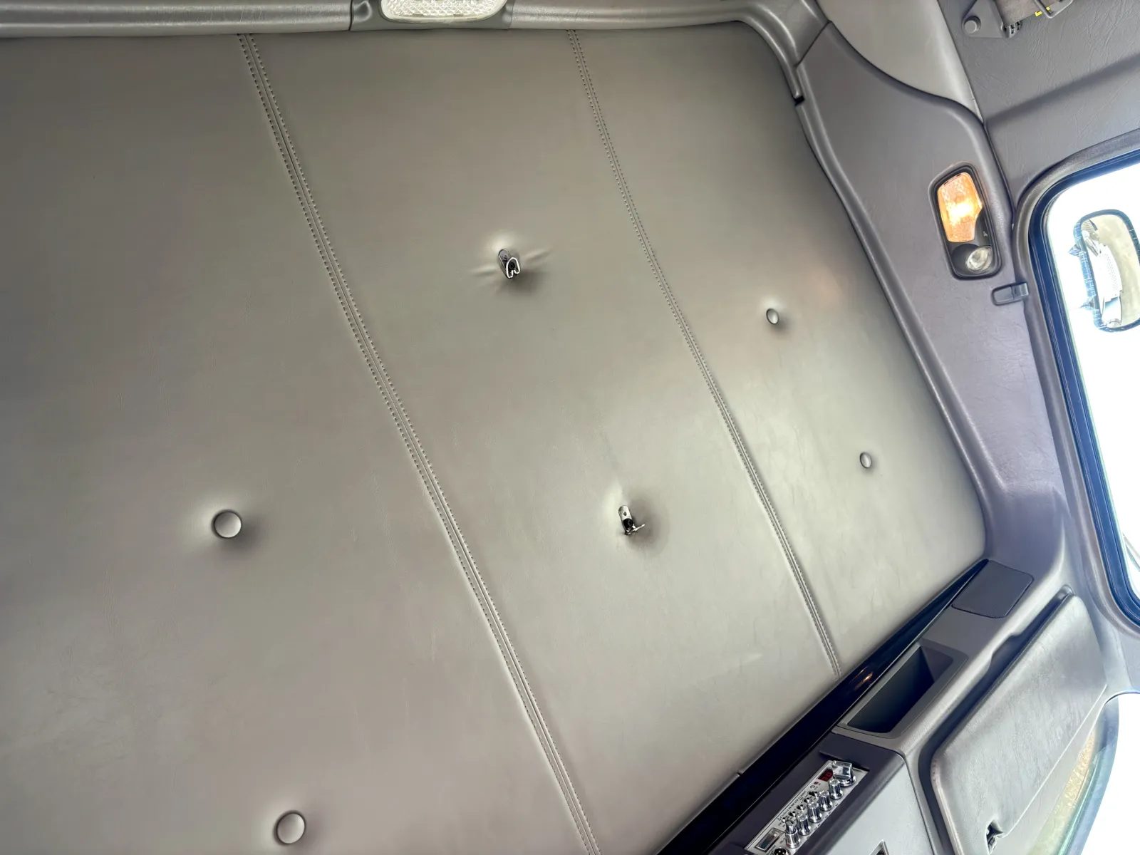 2012 Kenworth T800 - image 21