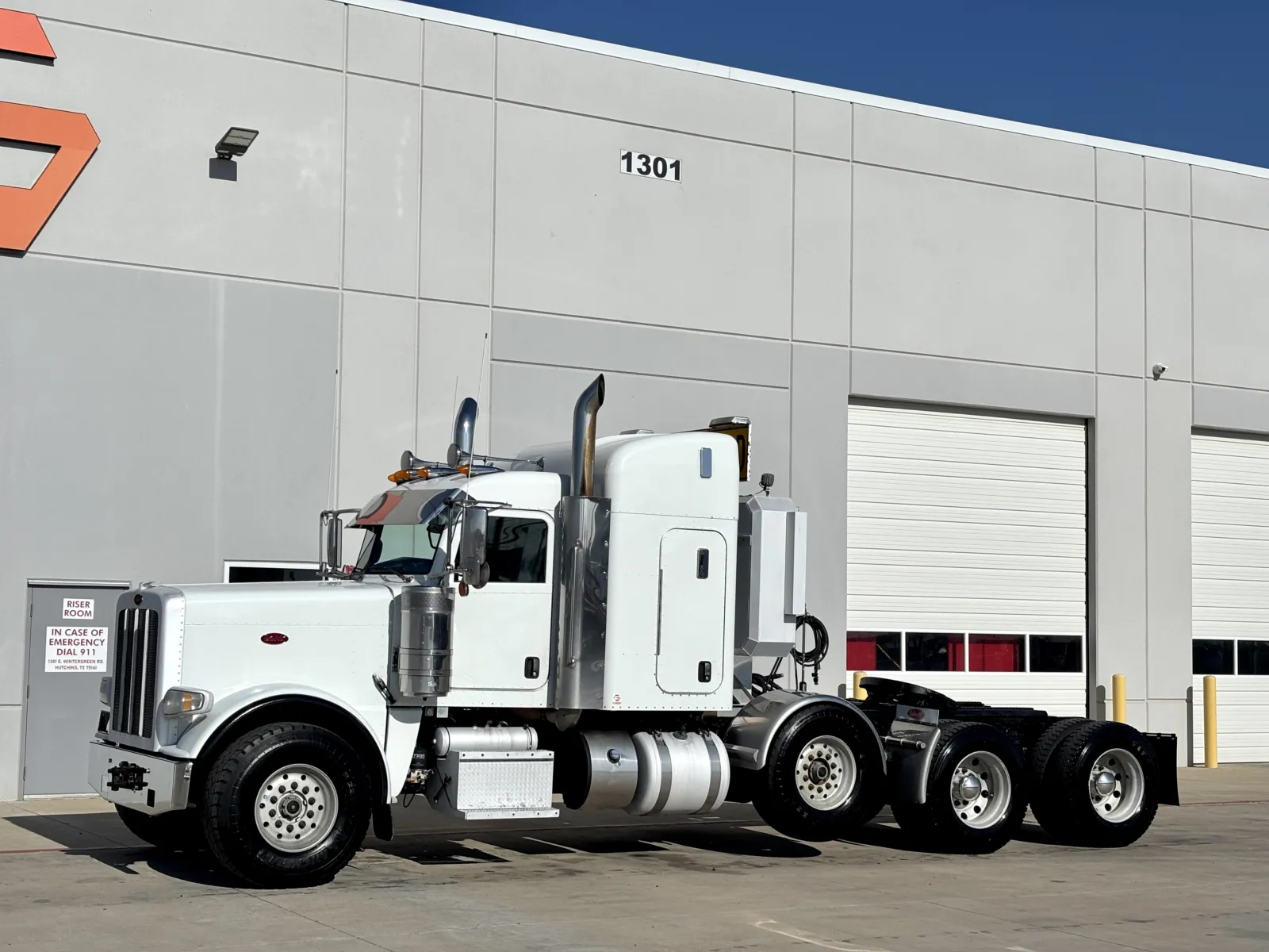 2017 Peterbilt 389 - image 2