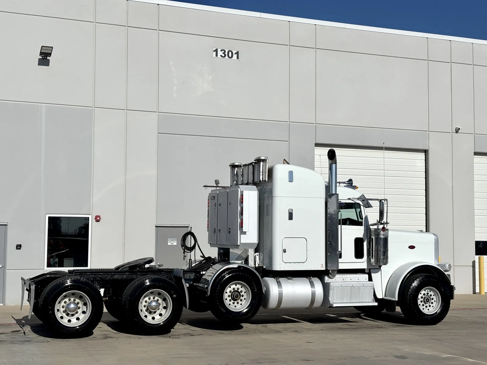 2017 Peterbilt 389 - image 5