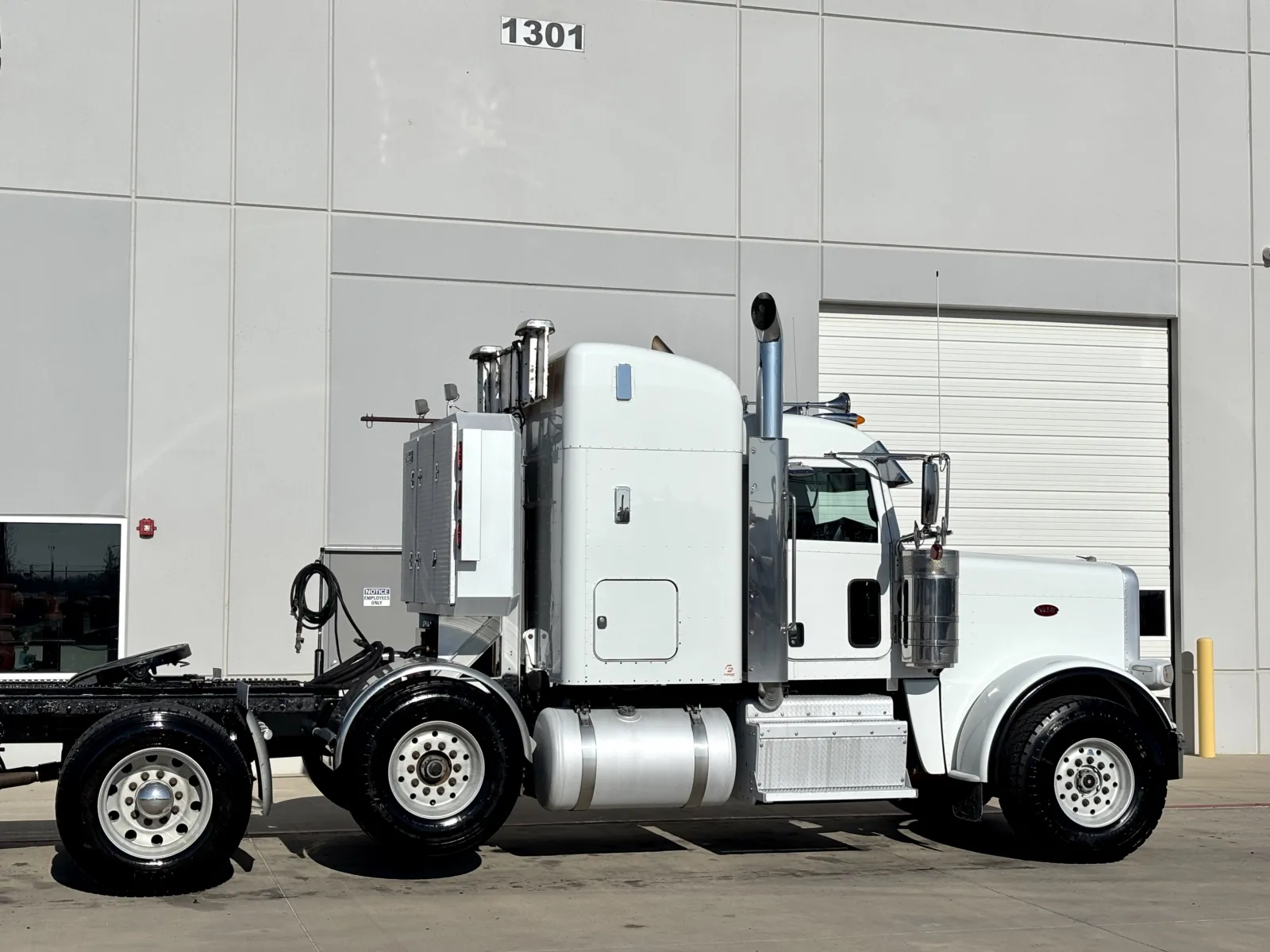 2017 Peterbilt 389 - image 7