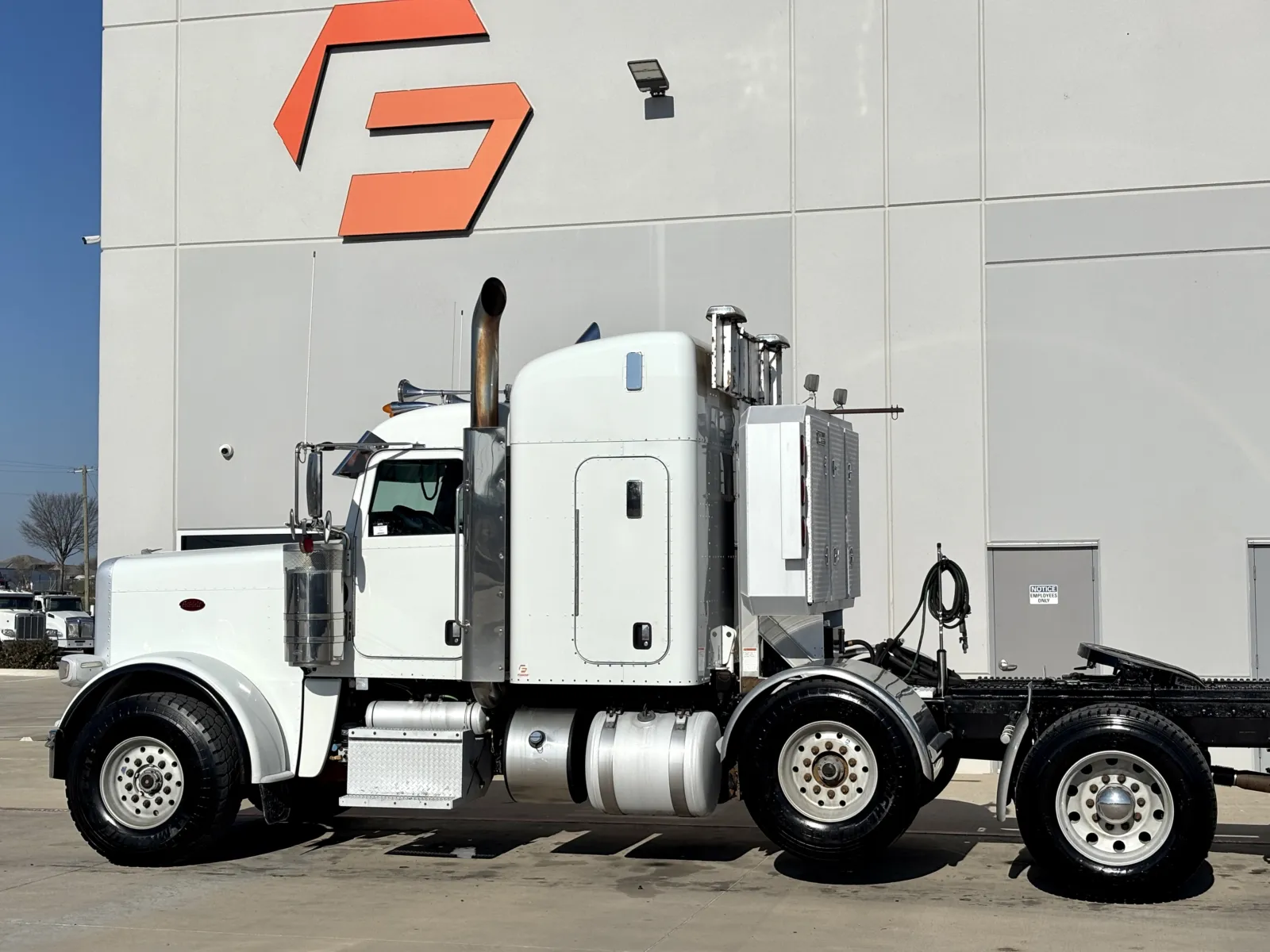 2017 Peterbilt 389 - image 8