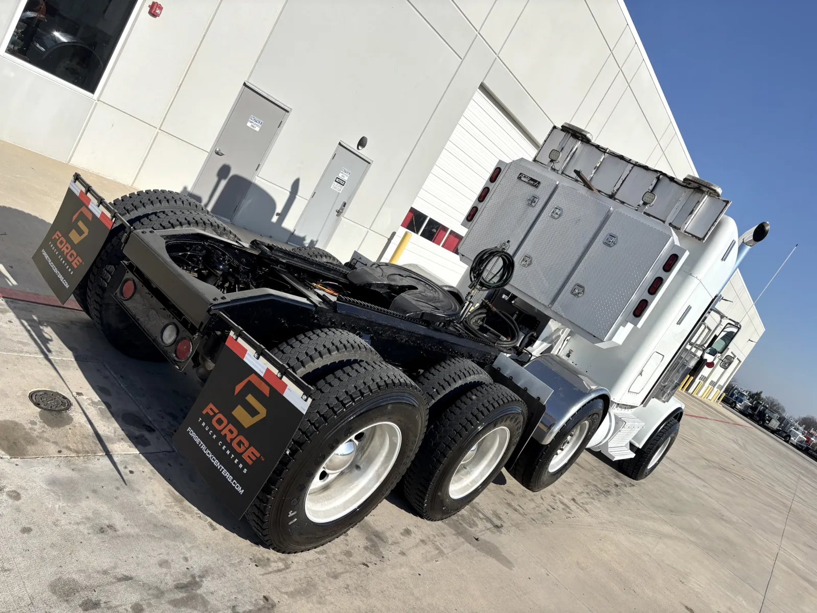 2017 Peterbilt 389 - image 11