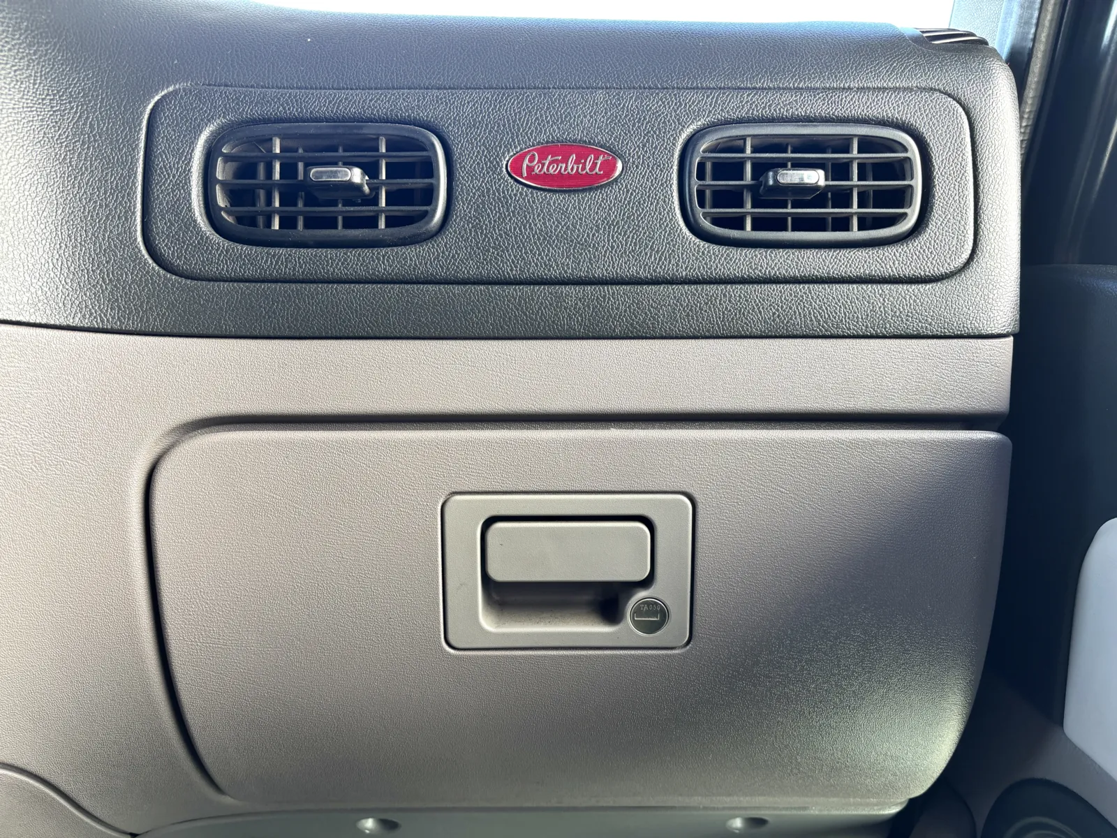 2017 Peterbilt 389 - image 19