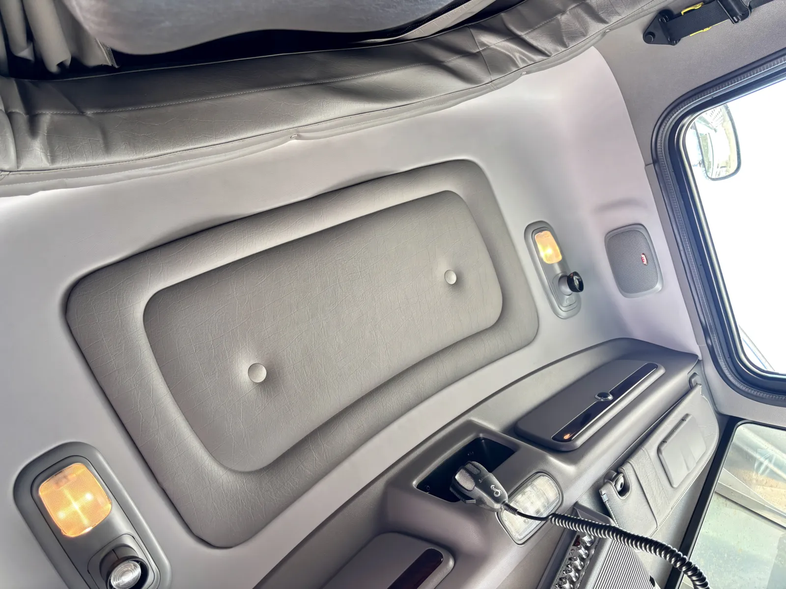 2017 Peterbilt 389 - image 21