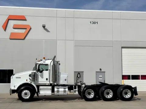 More photos of 2007 KENWORTH T800 at Forge Truck Centers - Texas, TX