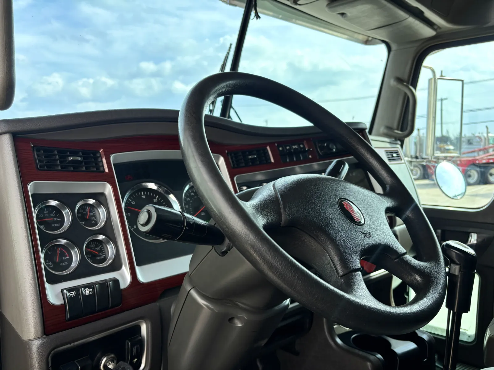 2007 Kenworth T800 - image 15