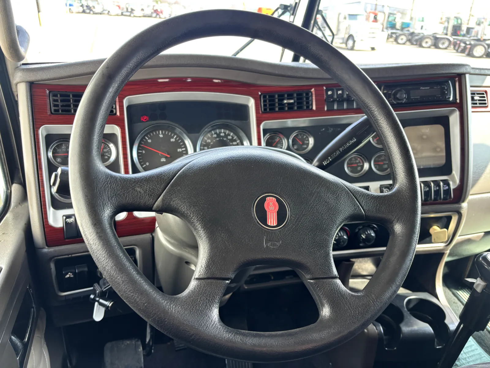 2007 Kenworth T800 - image 16