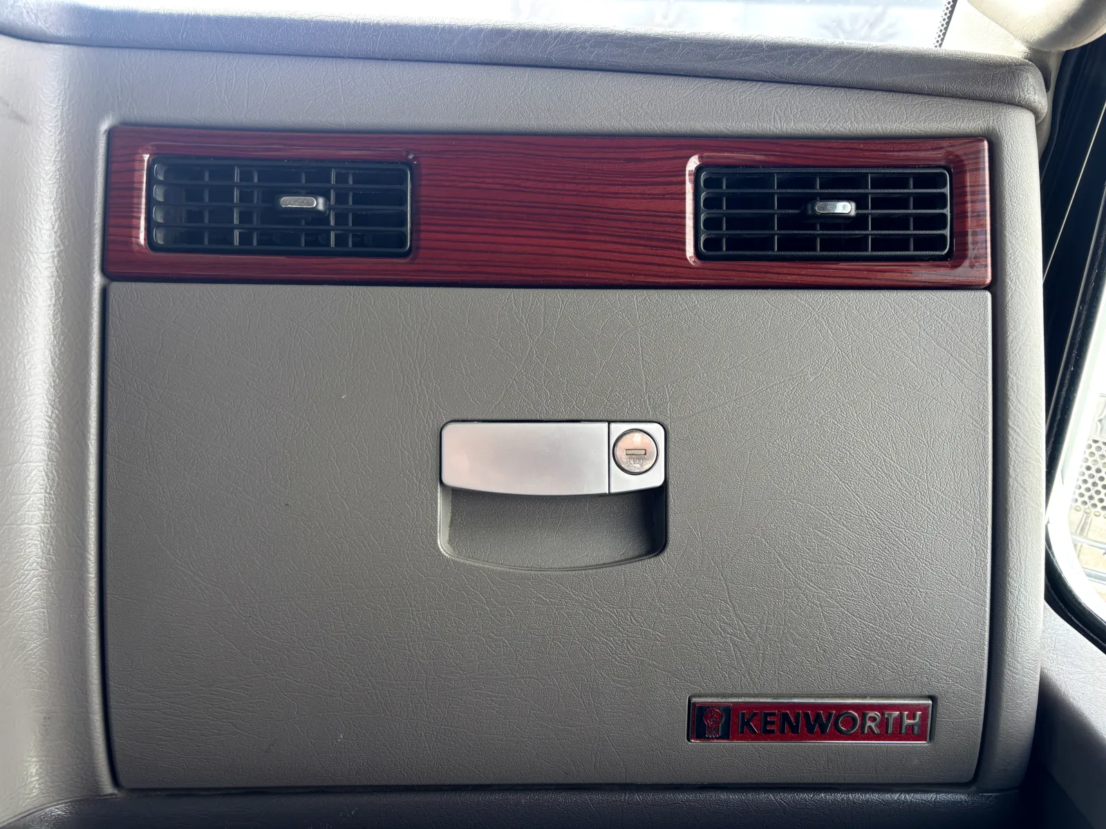 2007 Kenworth T800 - image 18