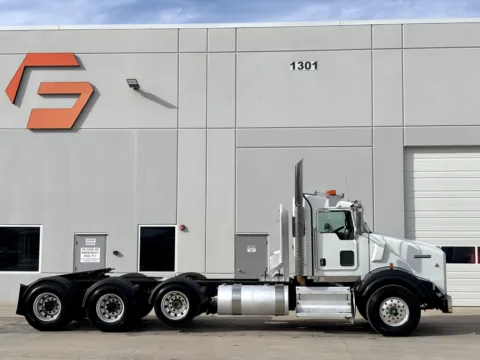 Another view of 2009 KENWORTH T800 for sale in Hutchins, TX at Forge Truck Centers - Texas