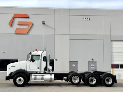 More photos of 2009 KENWORTH T800 at Forge Truck Centers - Texas, TX