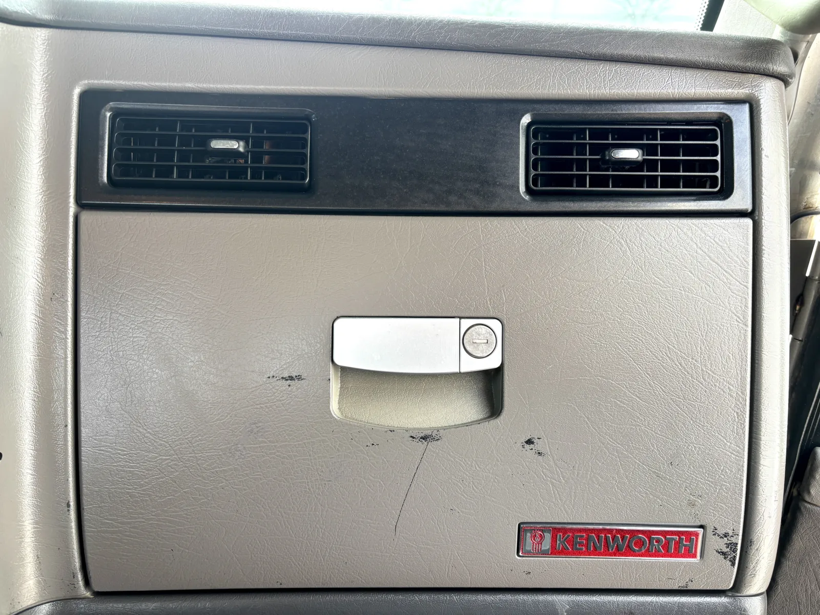 2009 Kenworth T800 - image 19