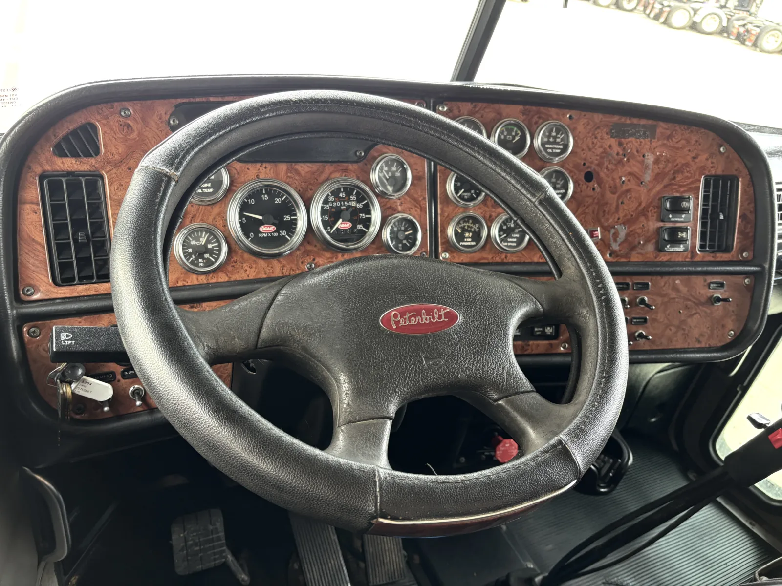 2006 Peterbilt - image 16