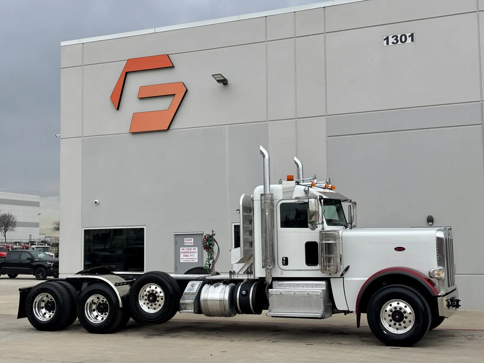 2017 Peterbilt 389 - image 1