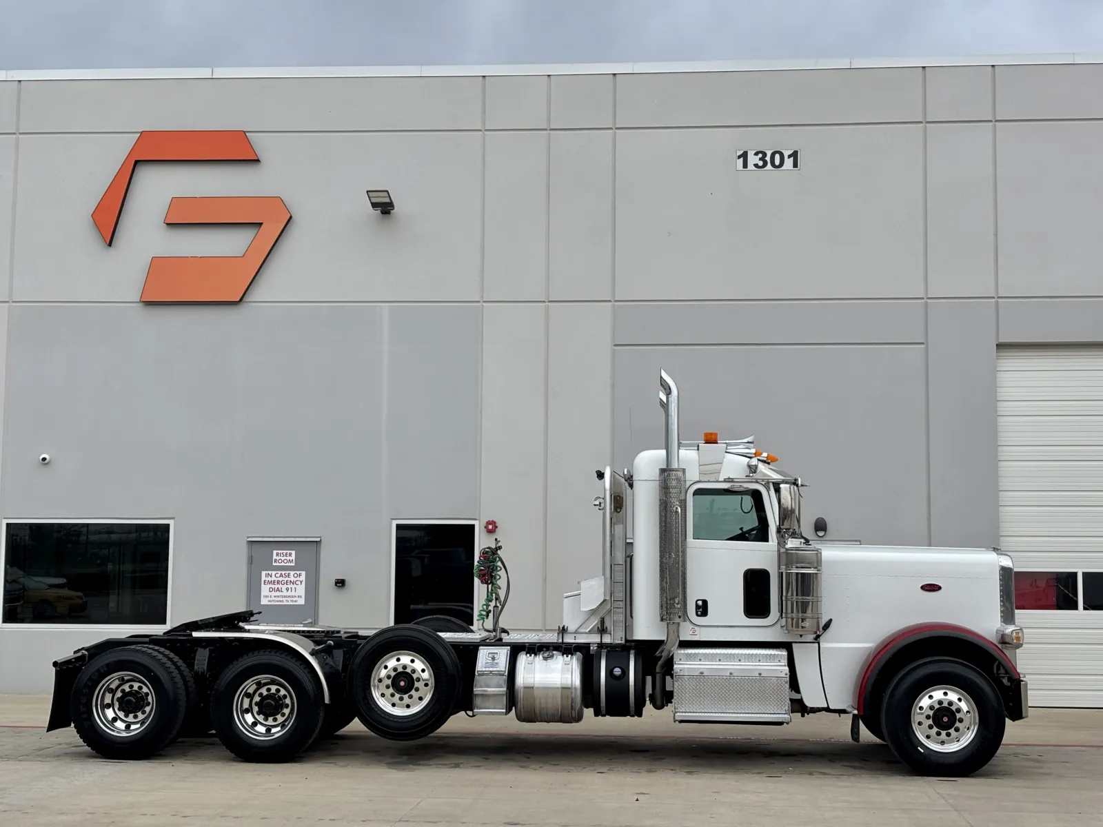 2017 Peterbilt 389 - image 3