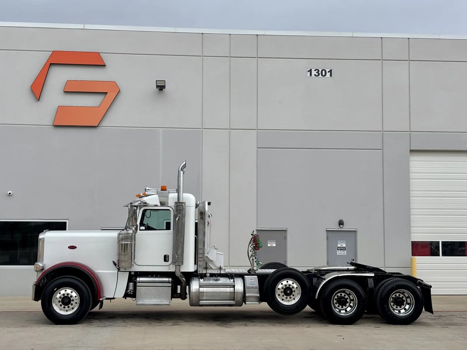 2017 Peterbilt 389 - image 4