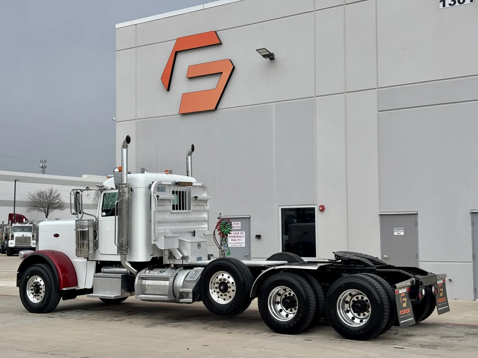 2017 Peterbilt 389 - image 6