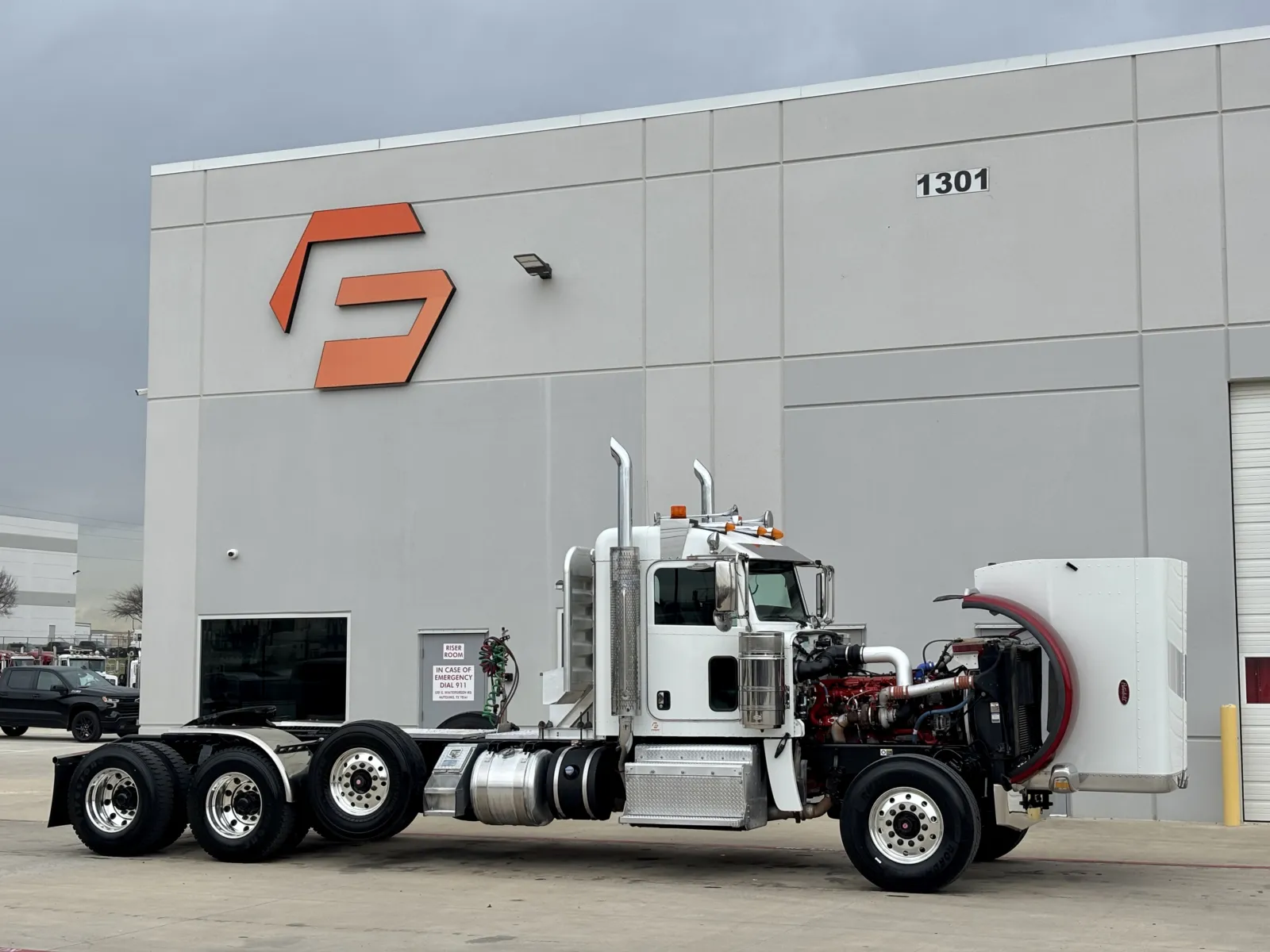 2017 Peterbilt 389 - image 9