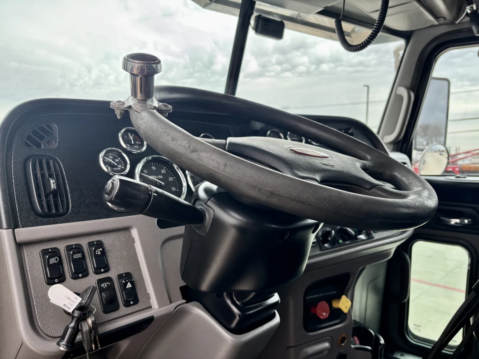 2017 Peterbilt 389 - image 15