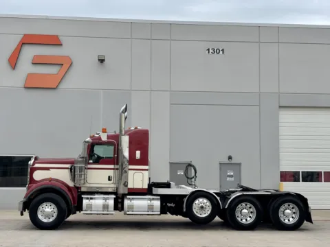 More photos of 2014 KENWORTH W900 at Forge Truck Centers - Texas, TX