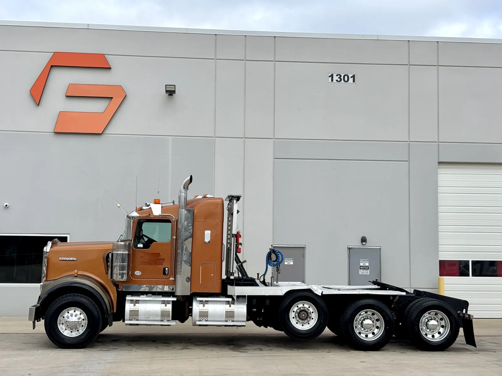 2012 Kenworth W900 - image 4