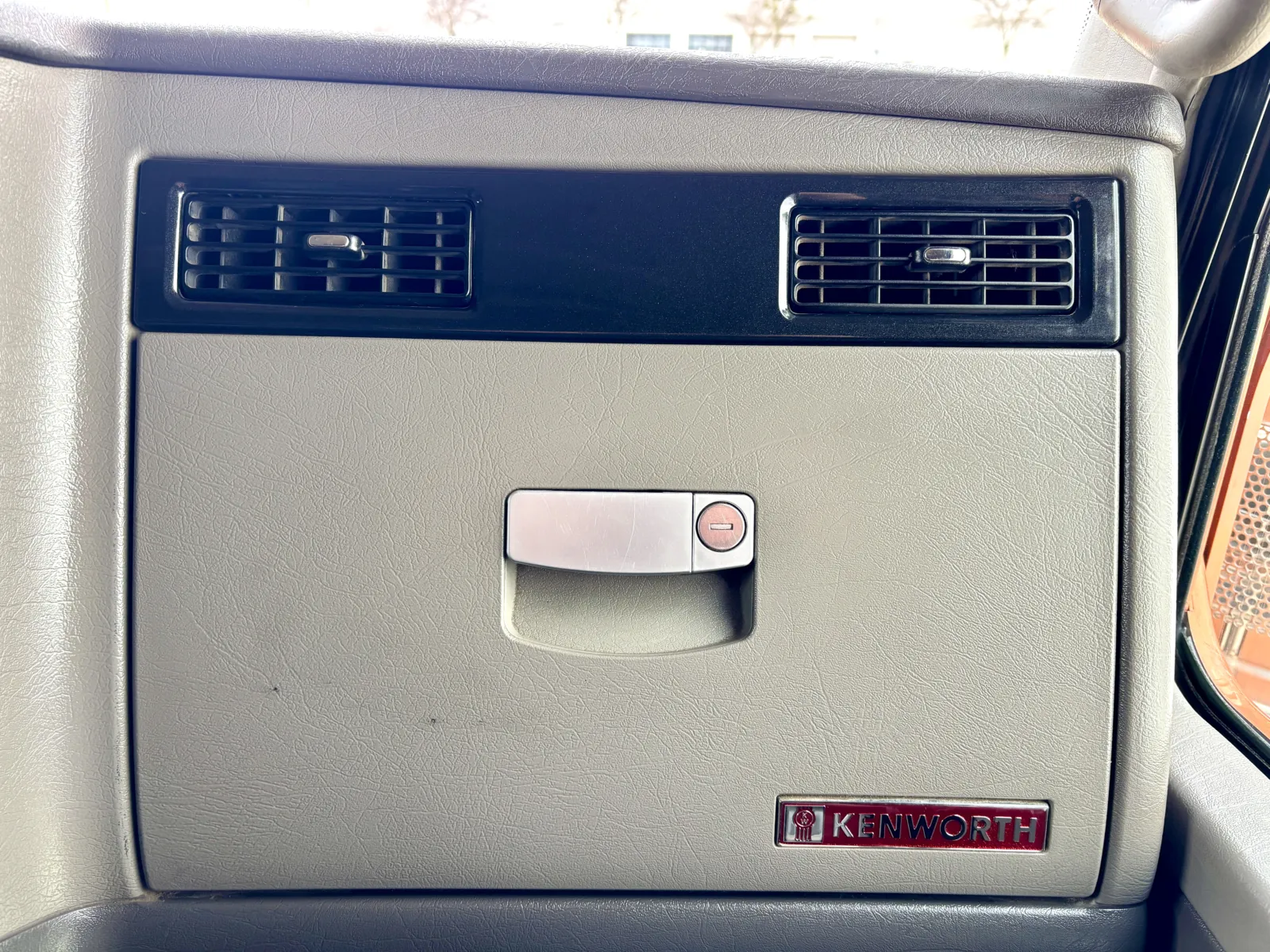 2012 Kenworth W900 - image 19