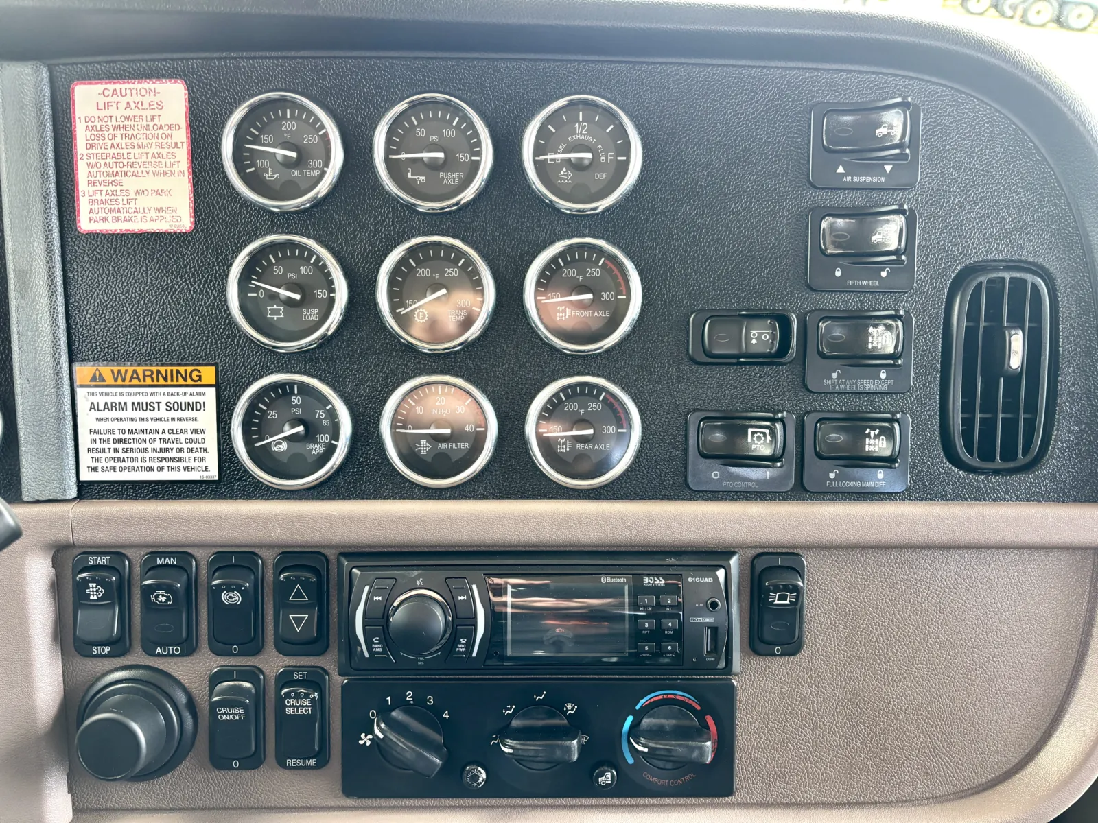 2012 Peterbilt - image 18