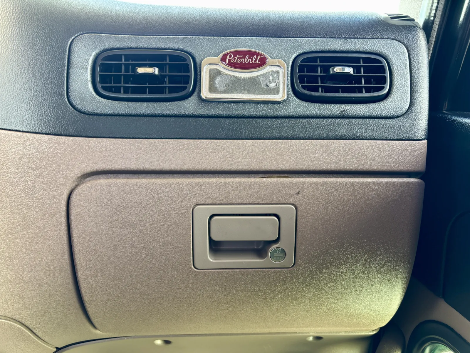 2012 Peterbilt - image 19