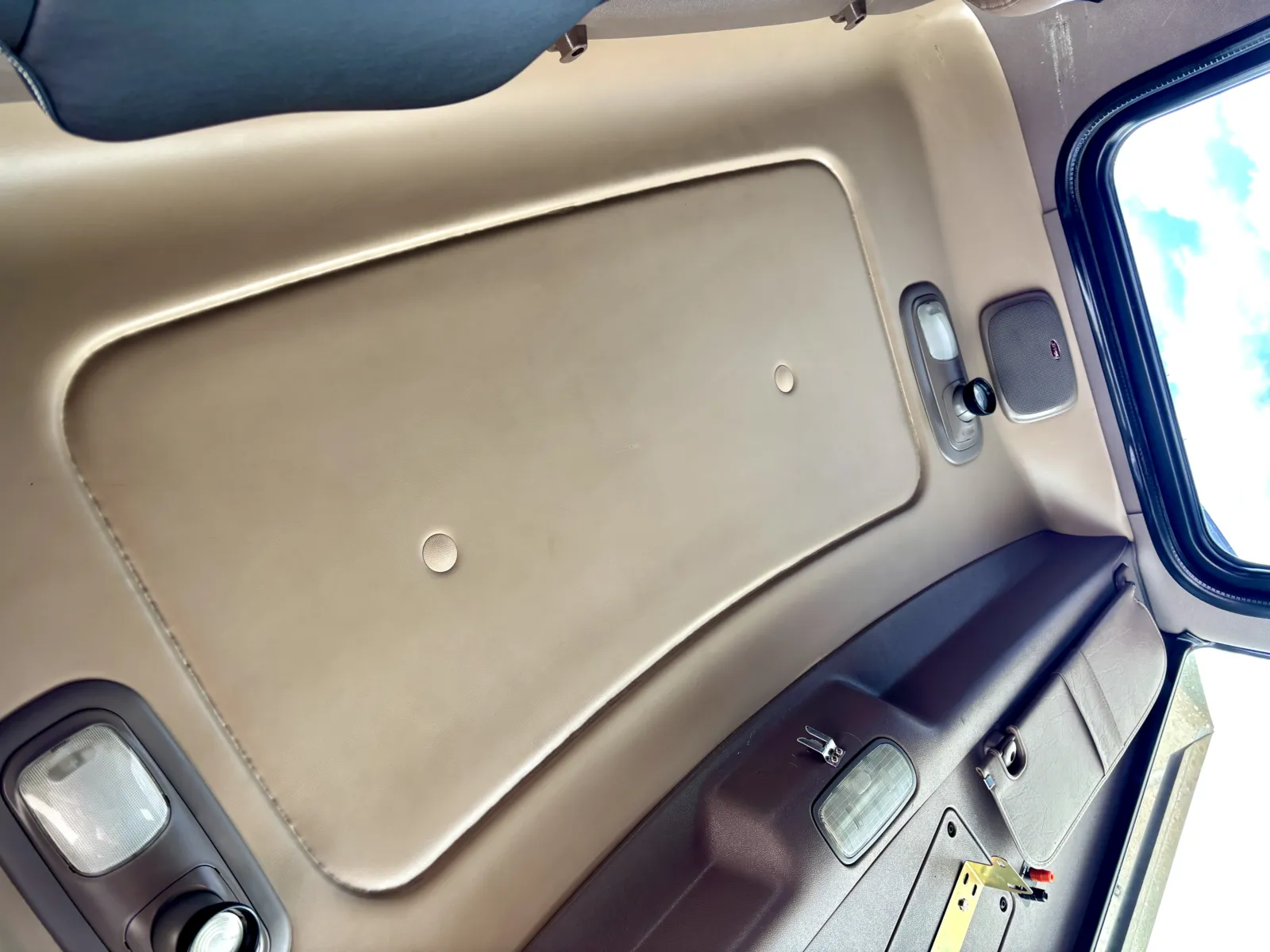 2012 Peterbilt - image 21