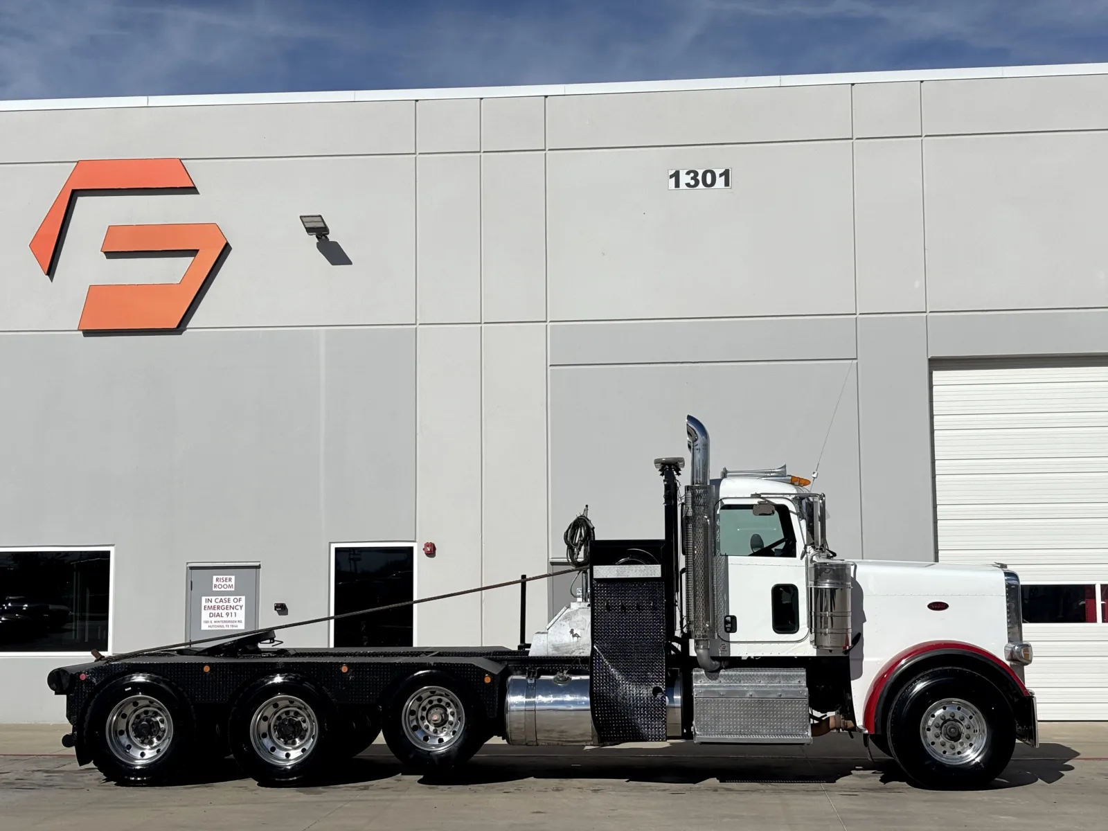 2012 Peterbilt - image 3