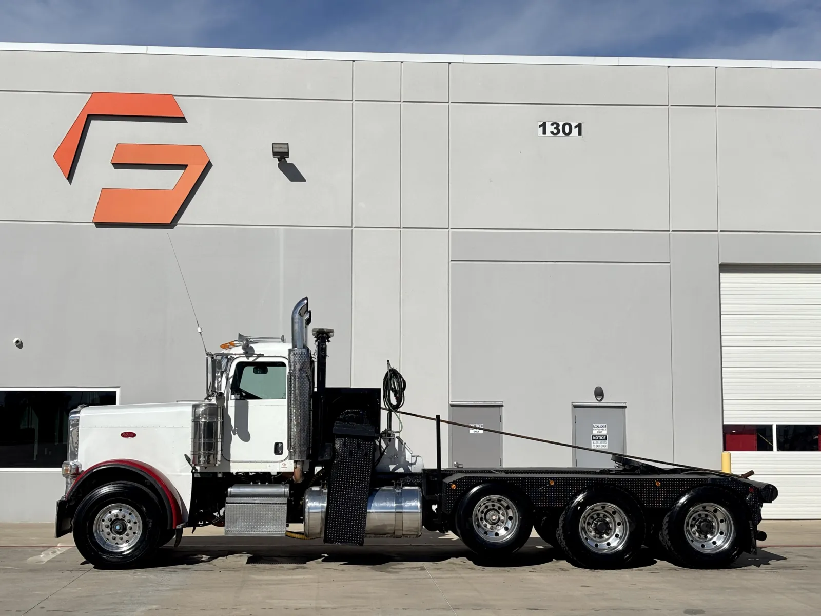 2012 Peterbilt - image 4