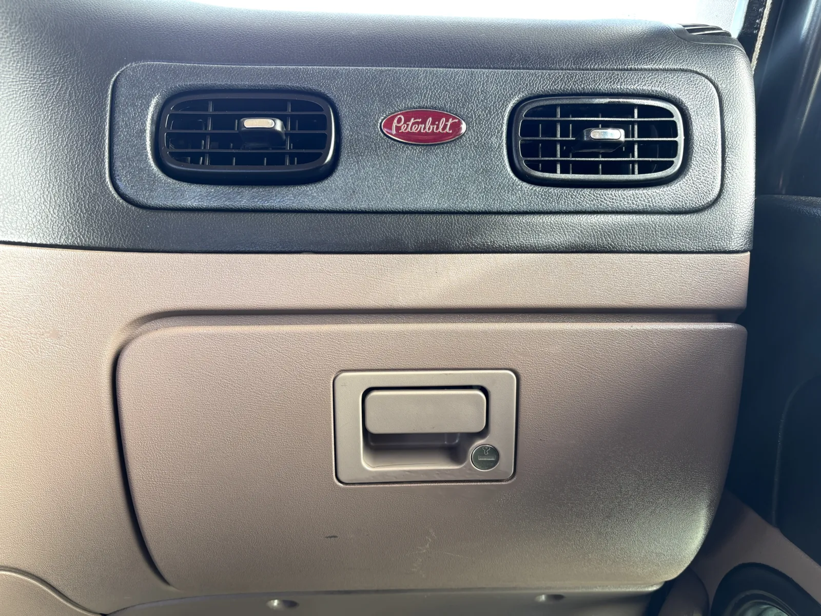 2012 Peterbilt - image 19