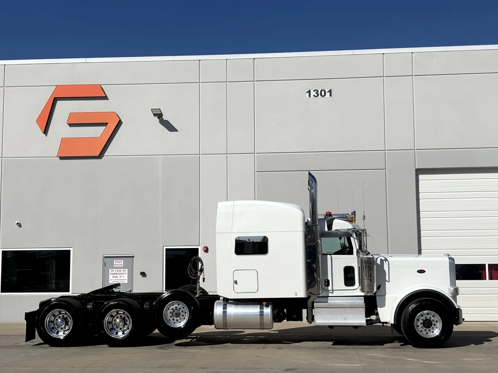 2022 Peterbilt 389 - image 3