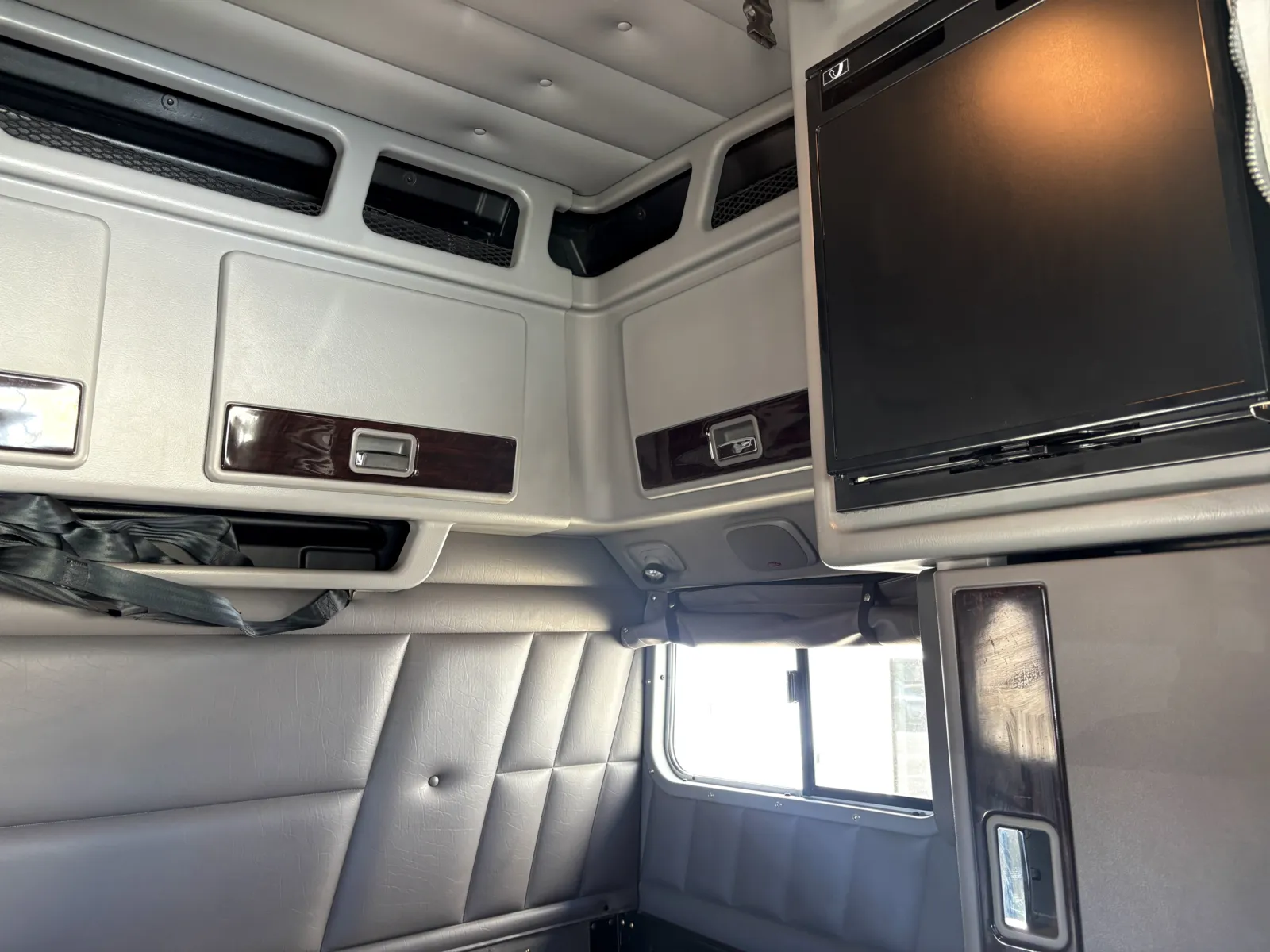 2022 Peterbilt 389 - image 24