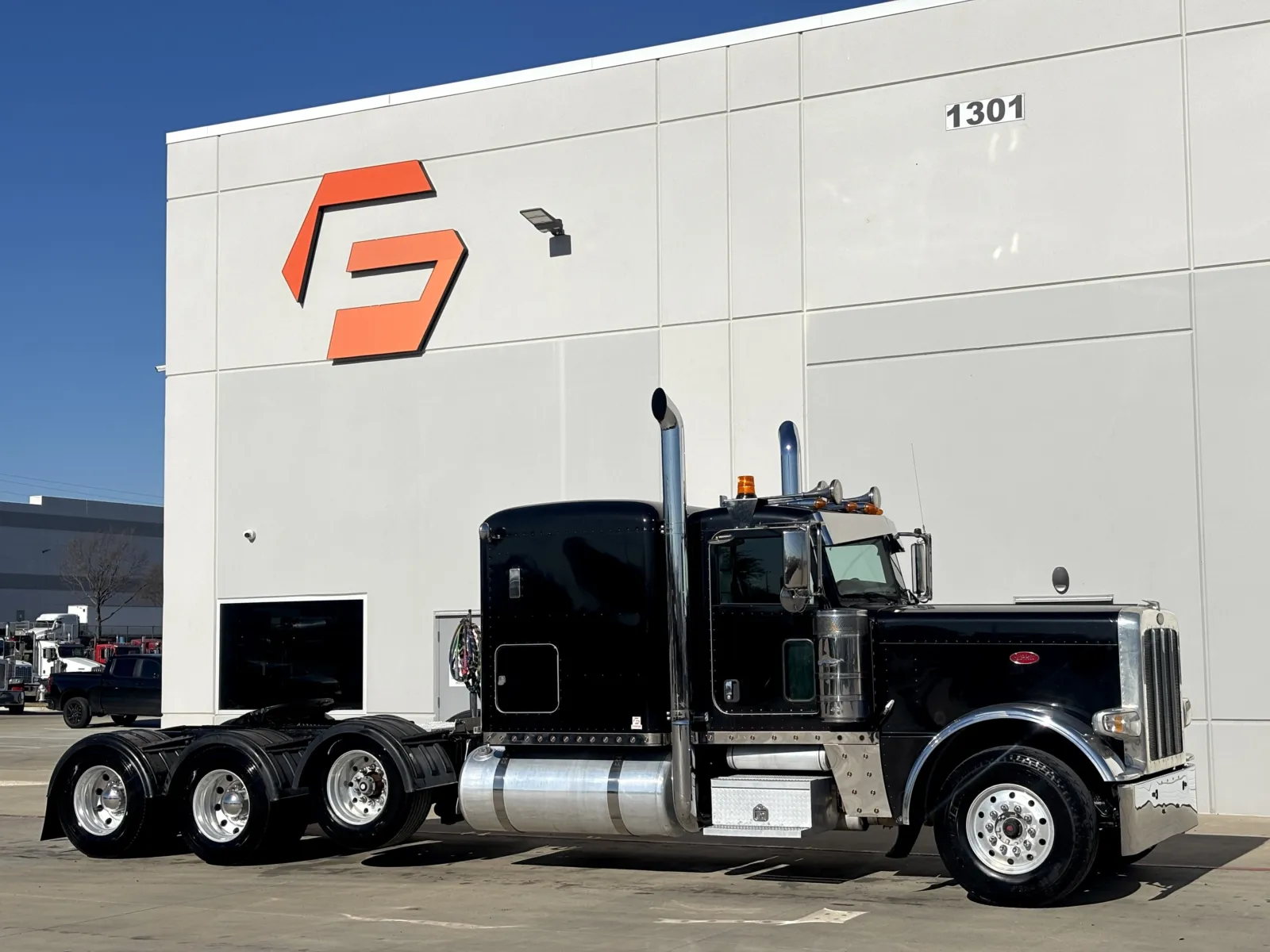 2016 Peterbilt 389 - image 1