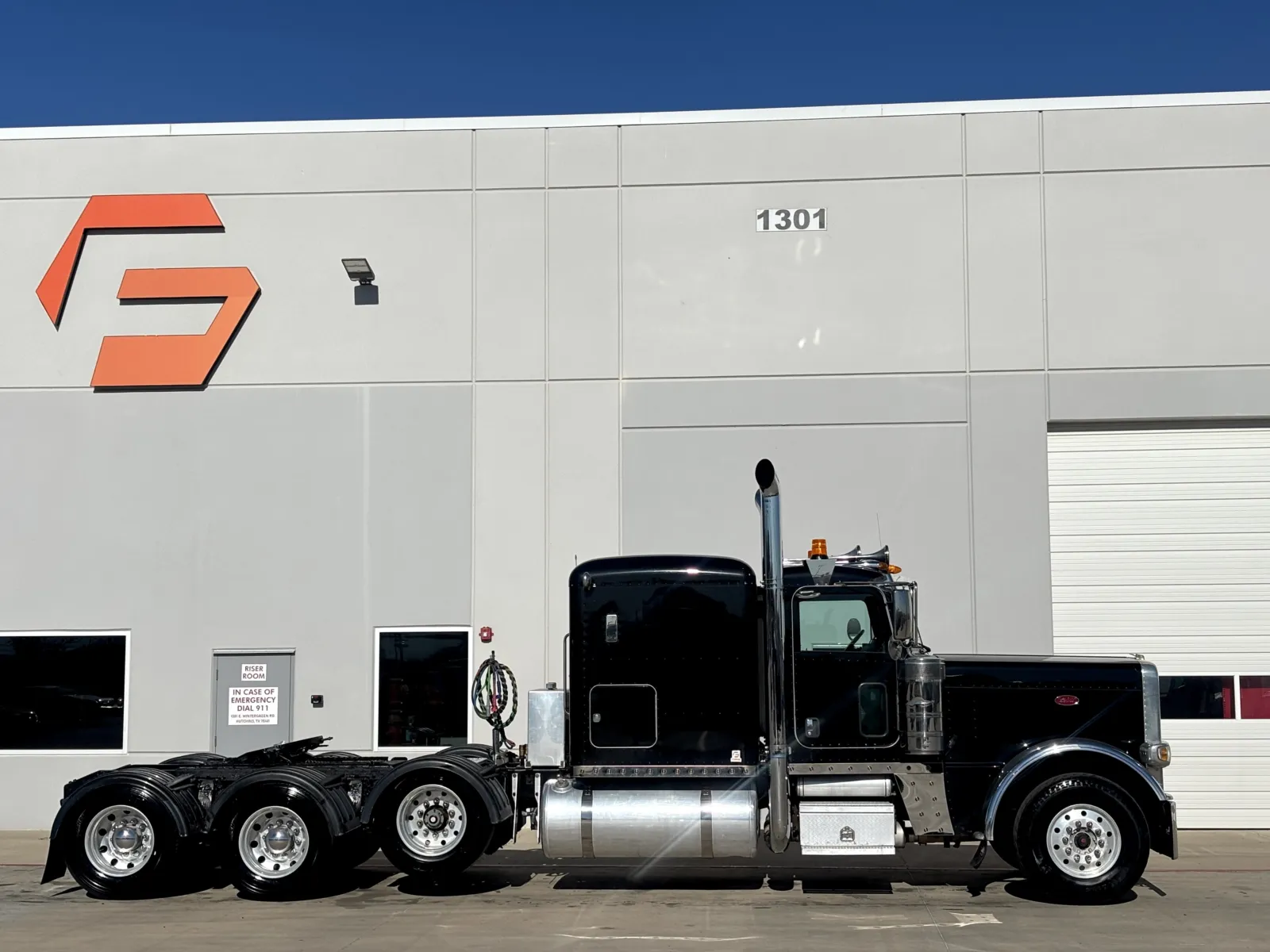 2016 Peterbilt 389 - image 3